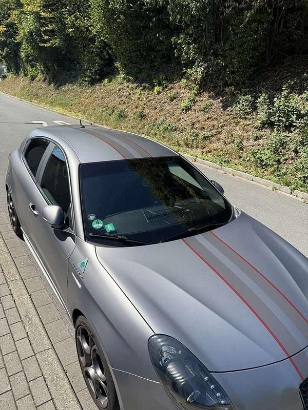 Grau Gebraucht 2018 Alfa Romeo Giulietta Veloce Kleinwagen | 18.000 € (Fairer Preis) - Bild 1/4