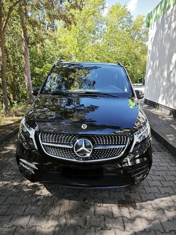 Schwarz Gebraucht 2023 Mercedes V300 AMG Van / Kleinbus | 63.900 € (Fairer Preis) - Bild 1/4