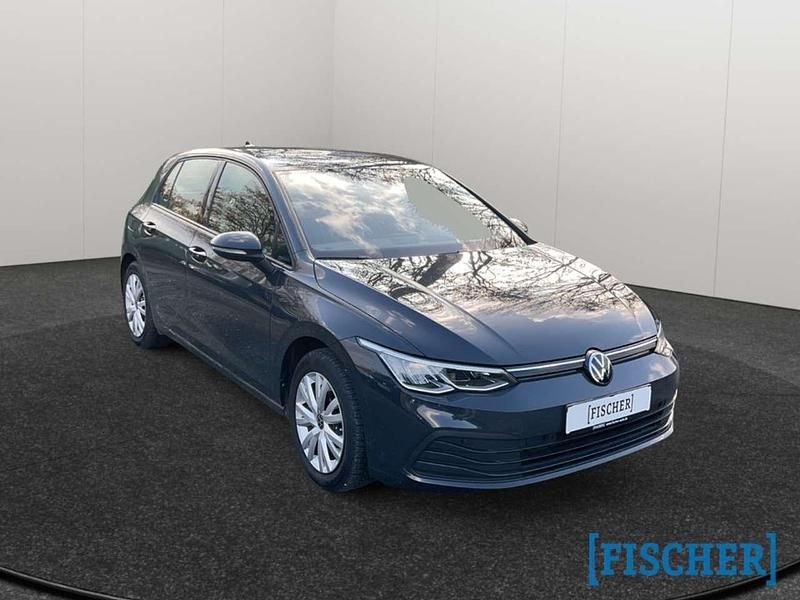 Gebraucht VW Golf VIII Life 116 PS (85 kW) 2023 Uranograu/cinza urano Limousine