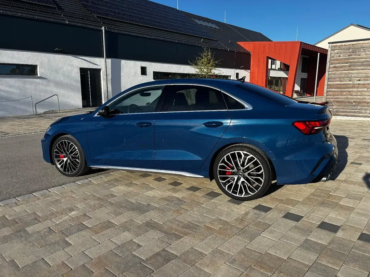 Gebraucht Audi S3 Ambiente 333 PS (244 kW) 2024 Blau Limousine