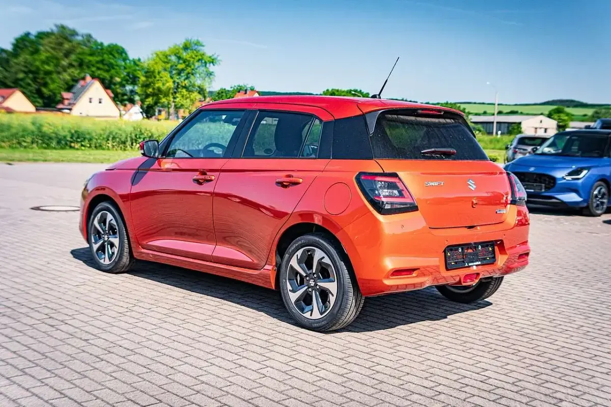 Gebraucht Suzuki Swift Comfort+ 83 PS (61 kW) 2024 Flame orange pearl metallic Kleinwagen