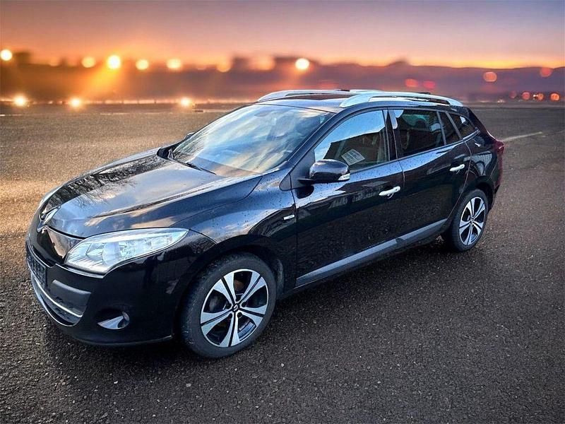 Schwarz Gebraucht 2011 Renault Mégane III Bose Edition Limousine | 2.900 € (Guter Preis) - Bild 1/4
