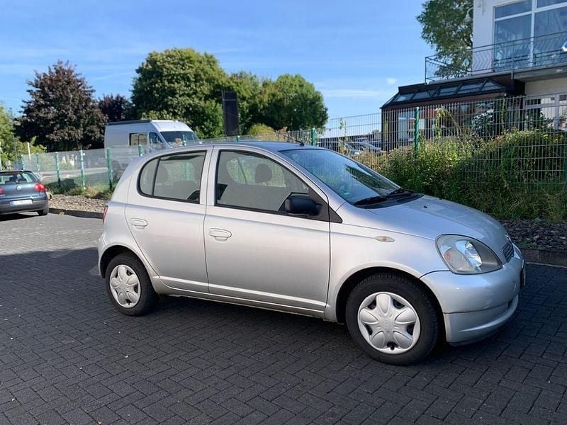 Silber Gebraucht 2003 Toyota Yaris Sol Limousine | 4.200 € (Etwas zu teuer) - Bild 1/4