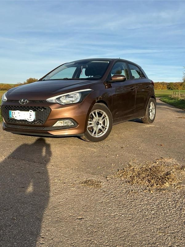 Braun Gebraucht 2017 Hyundai i20 Kleinwagen | 6.900 € (Fairer Preis) - Bild 1/4