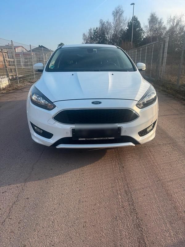 Weiß Gebraucht 2015 Ford Focus Limousine | 5.500 € (Superpreis) - Bild 1/4