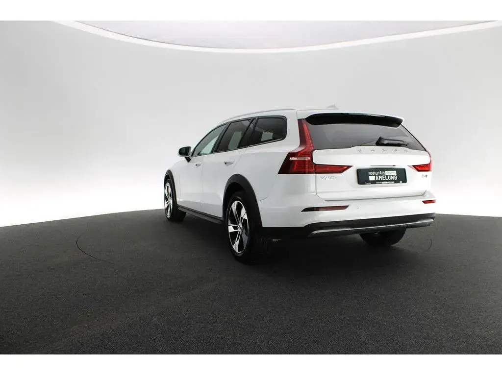 Gebraucht Volvo V60 CC Plus 197 PS (144 kW) 2023 Weiß Kombi