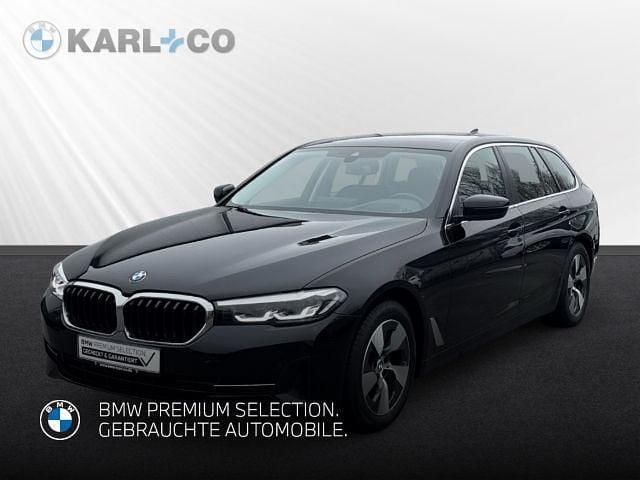 Schwarz Gebraucht 2021 BMW 520 Sport Line Kombi | 27.898 € (Superpreis) - Bild 1/4
