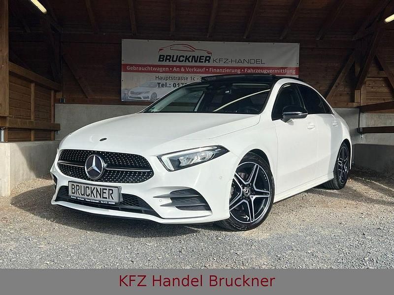 Weiß Gebraucht 2021 Mercedes A200 AMG line Limousine | 26.990 € (Fairer Preis) - Bild 1/4