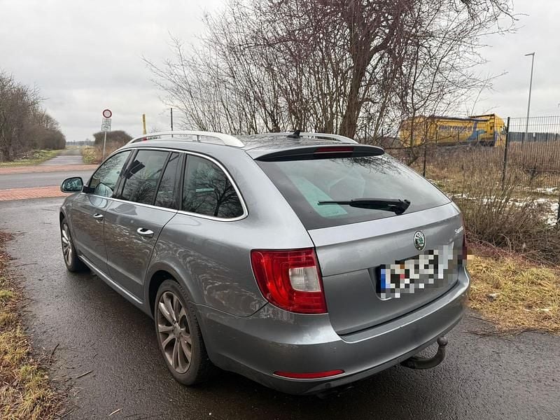 Gebraucht Skoda Superb Family 140 PS (102 kW) 2012 Grau Kombi