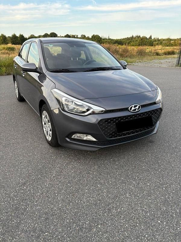 Grau Gebraucht 2018 Hyundai i20 Kleinwagen | 8.200 € (Guter Preis) - Bild 1/4