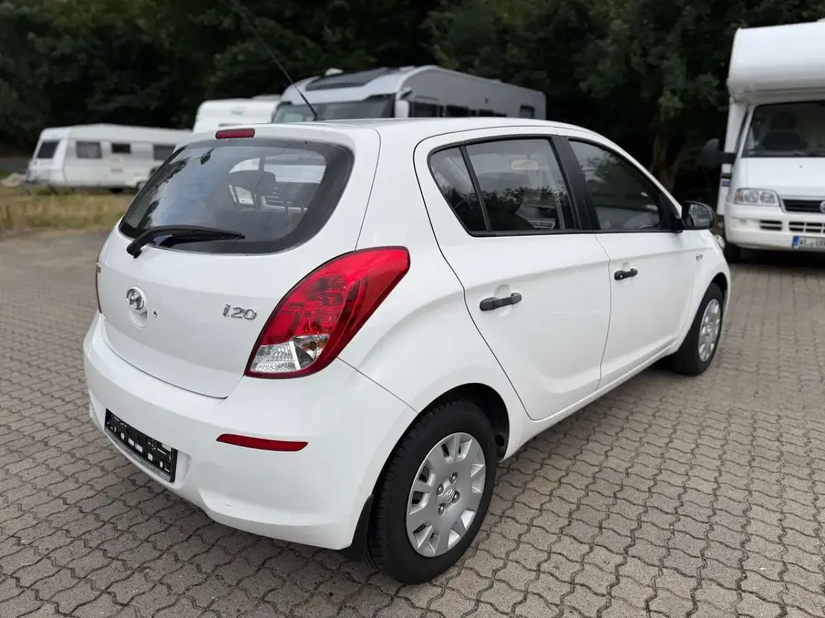 Gebraucht Hyundai i20 Classic 86 PS (63 kW) 2014 Pure white / sol Kleinwagen