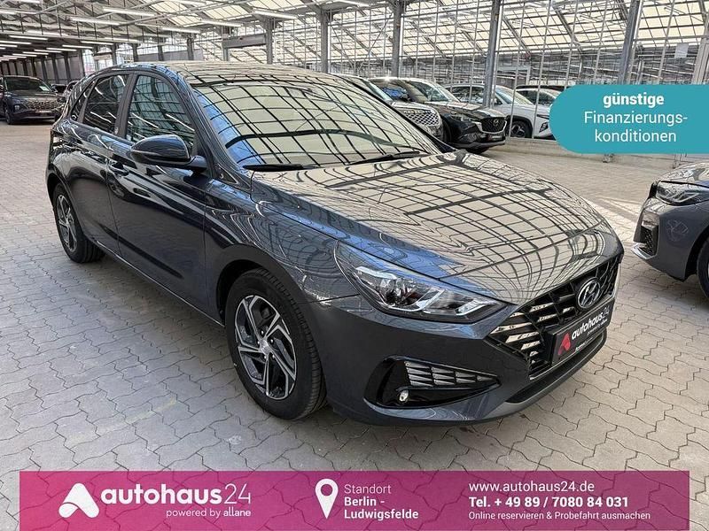 Grau Gebraucht 2021 Hyundai i30 Limousine | 15.990 € (Fairer Preis) - Bild 1/4