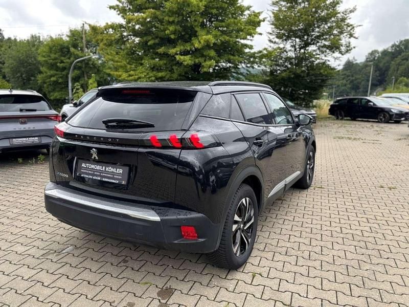 Gebraucht Peugeot e-2008 Allure 100 kW (136 PS) 2021 Lackierung schwarz perla nera/typ aussenverkleidung metalliclackierung SUV