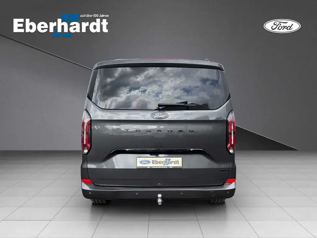 Neu Ford Tourneo Titanium X 170 PS (125 kW) 2026 Magneticgrau (metallic) Van / Kleinbus