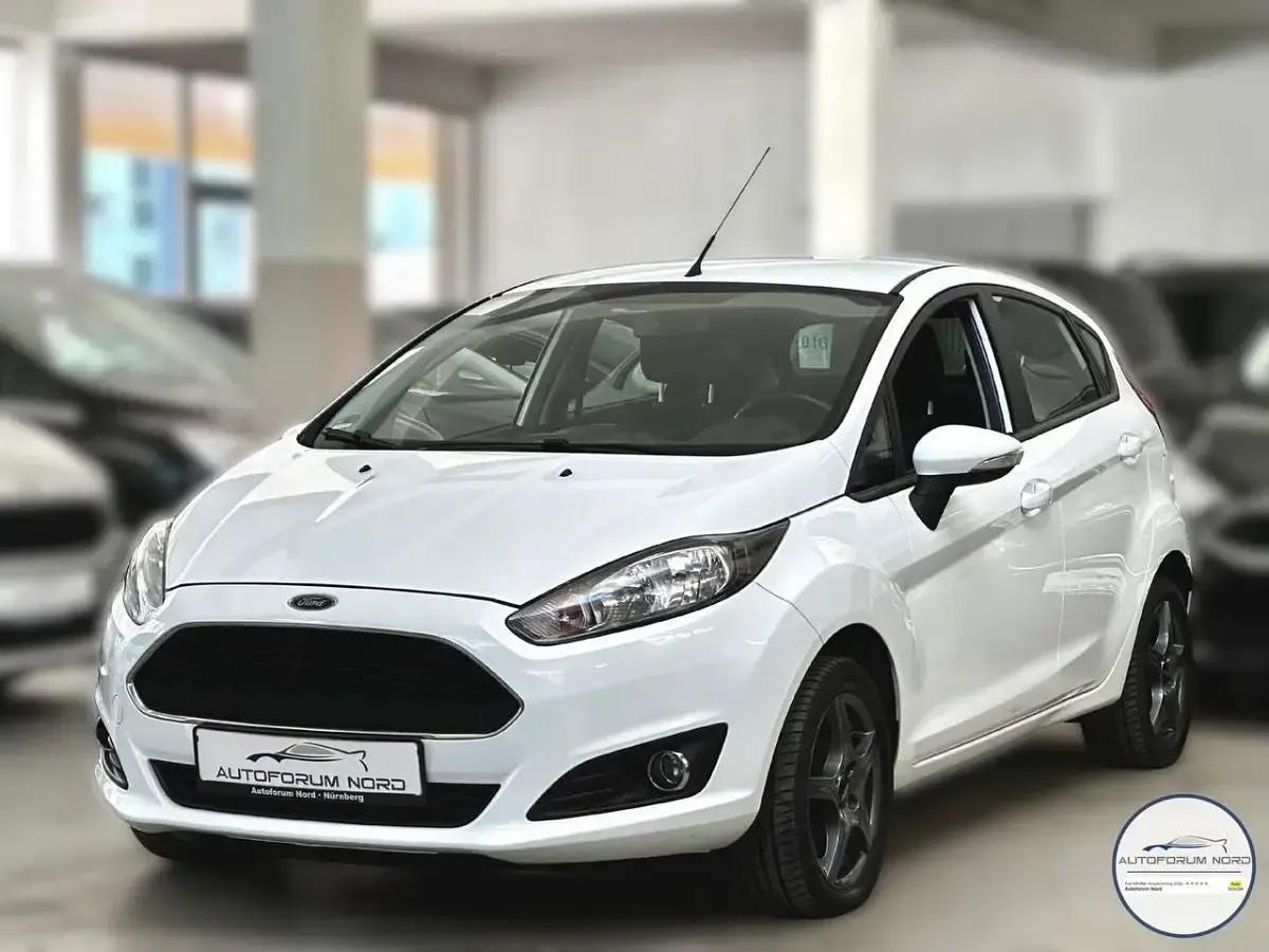 Gebraucht Ford Fiesta Celebration 101 PS (74 kW) 2017 Weiß Kleinwagen
