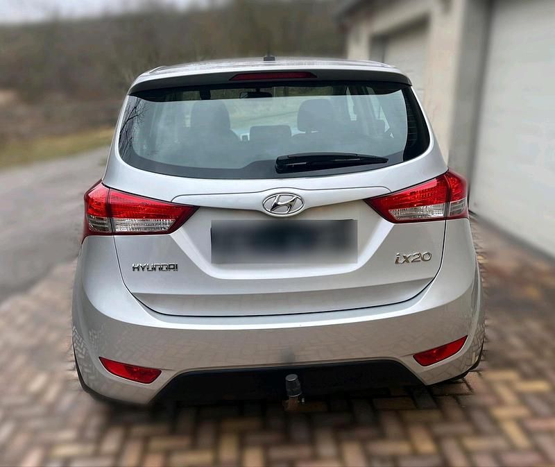 Gebraucht Hyundai ix20 90 PS (66 kW) 2016 Silber Kleinwagen