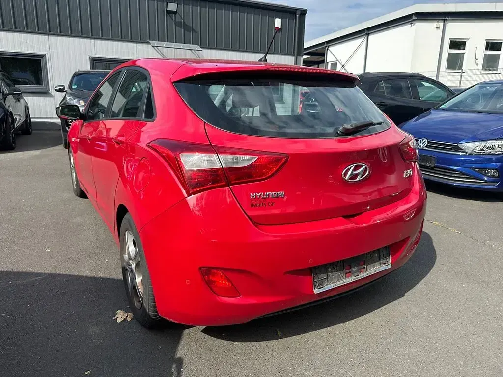 Gebraucht Hyundai i30 Classic 90 PS (66 kW) 2013 Rot Limousine