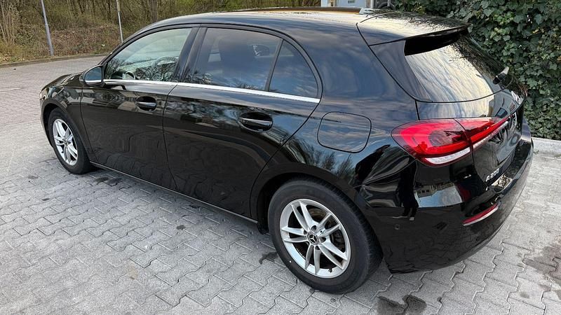 Schwarz Gebraucht 2018 Mercedes 200 Coupé | 20.100 € - Bild 1/4