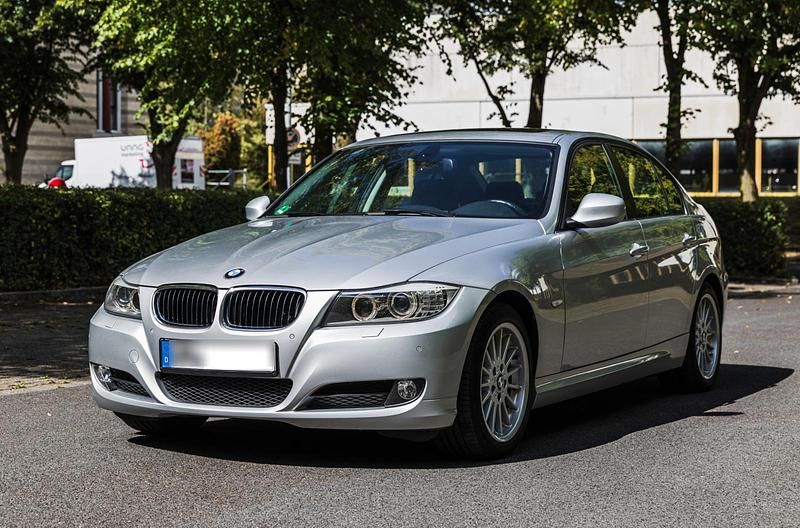 Silber Gebraucht 2010 BMW 320 Limousine | 5.799 € (Guter Preis) - Bild 1/4