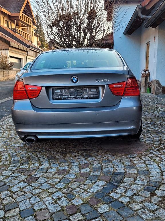 Gebraucht BMW 320 170 PS (125 kW) 2009 Grau Limousine
