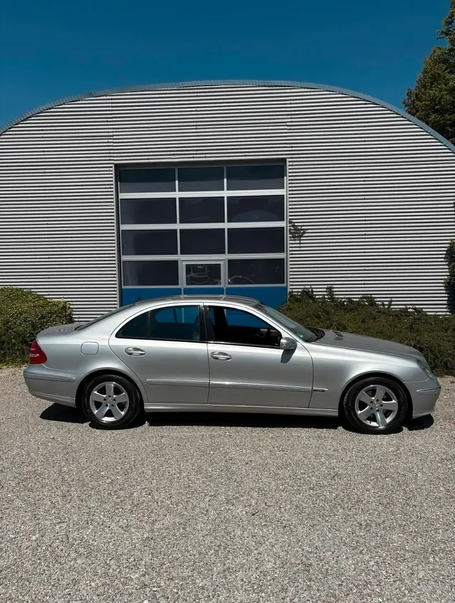 Gebraucht Mercedes E270 Avantgarde 178 PS (130 kW) 2003 Silber Limousine