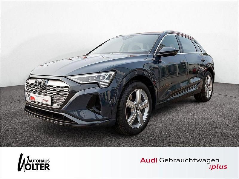 Plasmablau metallic Gebraucht 2023 Audi Q8 e-tron Advanced Plus SUV | 51.450 € (Fairer Preis) - Bild 1/4