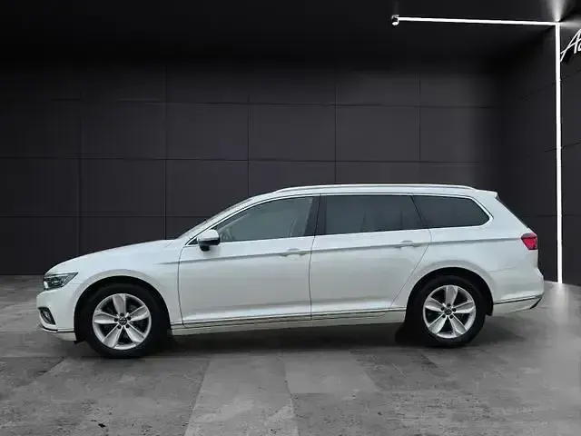 Gebraucht VW Passat Elegance 150 PS (110 kW) 2022 Oryxweiß perlmutteffekt Kombi