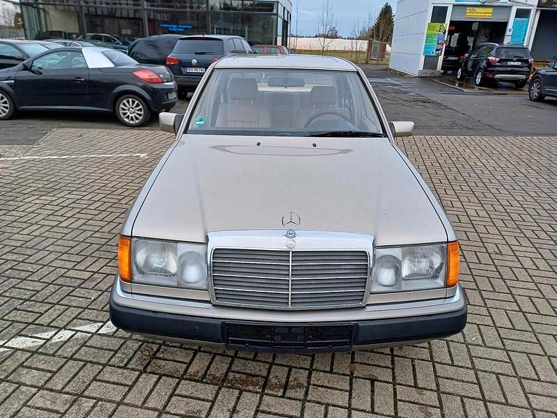 Gebraucht Mercedes E230 132 PS (97 kW) 1991 Gold Limousine