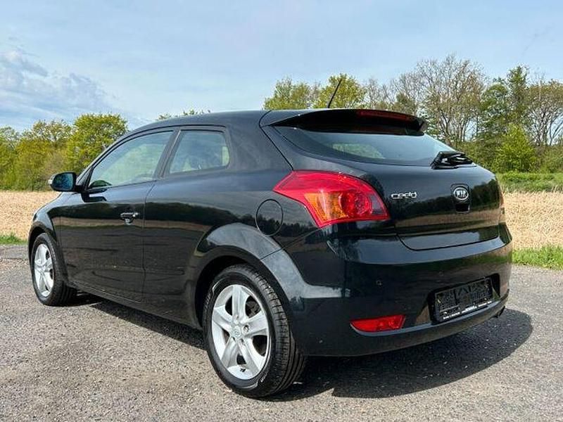 Second-hand Kia Ceed 125 CP (91 kW) 2011 Negru Hatchback