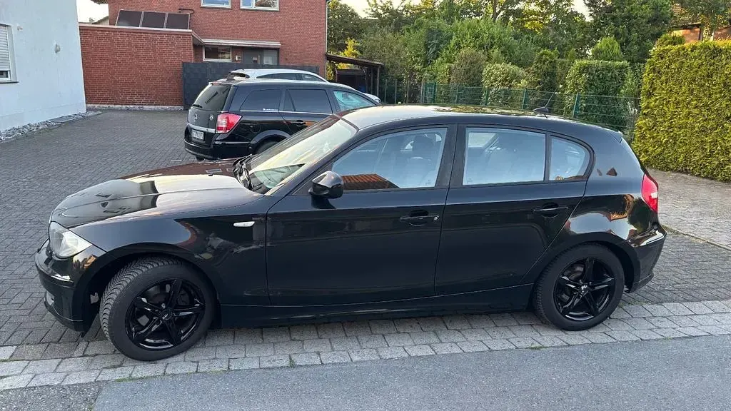 Gebraucht BMW 116 Basis 122 PS (89 kW) 2010 Schwarz Kleinwagen