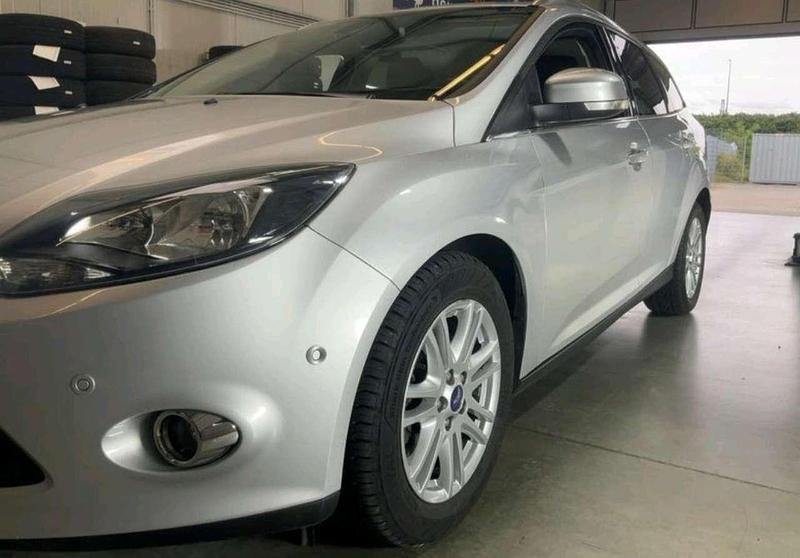 Gebraucht Ford Focus Titanium 150 PS (110 kW) 2014 Polarsilber metallic Kombi
