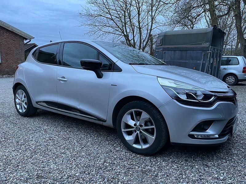Grau Gebraucht 2017 Renault Clio IV LIMITED Kleinwagen | 10.500 € (Etwas zu teuer) - Bild 1/4