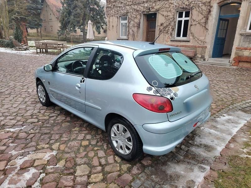 Usado Peugeot 206 75 HP (55 kW) 2008 Prateado Sedan