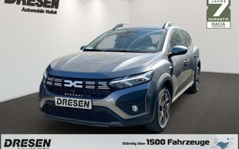 Grau Gebraucht 2022 Dacia Sandero Expression Kleinwagen | 18.990 € (Teuer) - Bild 1/4