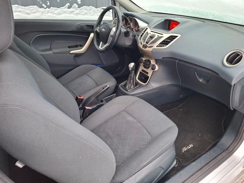 Gebraucht Ford Fiesta Ghia 82 PS (60 kW) 2009 Silber Limousine