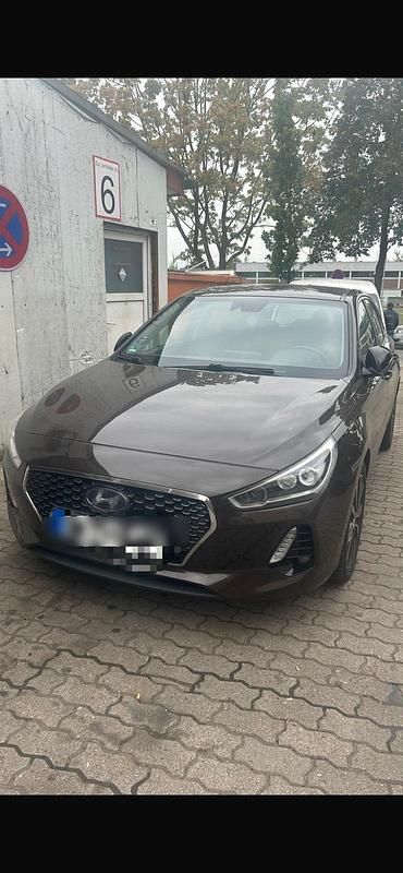 Braun Gebraucht 2017 Hyundai i30 Limousine | 9.450 € - Bild 1/4