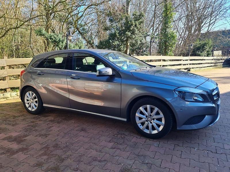 Gebraucht Mercedes A180 122 PS (89 kW) 2014 Grau Limousine