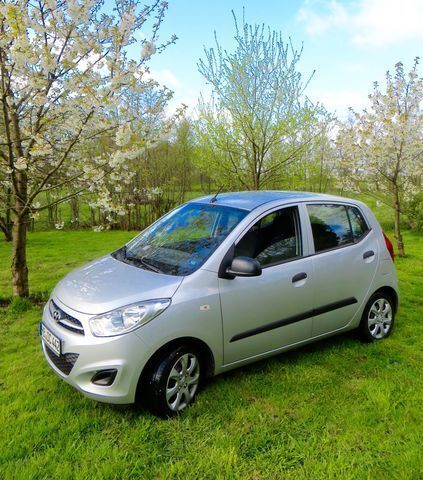 Silber metallic Gebraucht 2012 Hyundai i10 Kleinwagen | 5.999 € (Teuer) - Bild 1/2