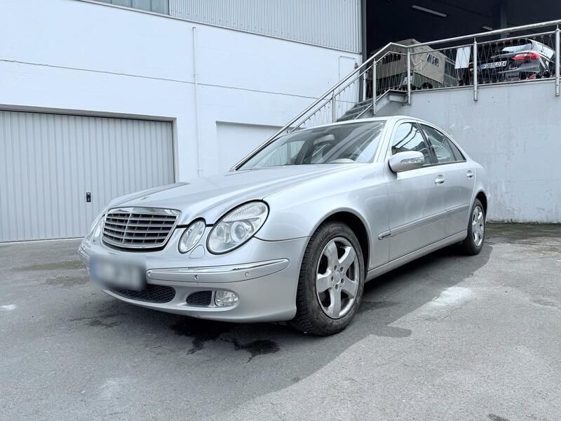 Silber Gebraucht 2004 Mercedes E220 Elegance Limousine | 3.500 € - Bild 1/4
