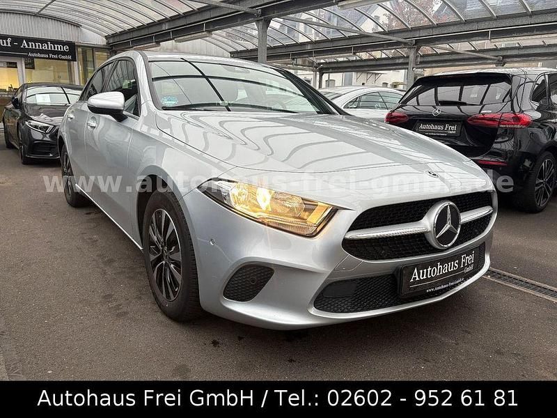 Silber Gebraucht 2023 Mercedes A180 Business Limousine | 23.990 € (Superpreis) - Bild 1/3