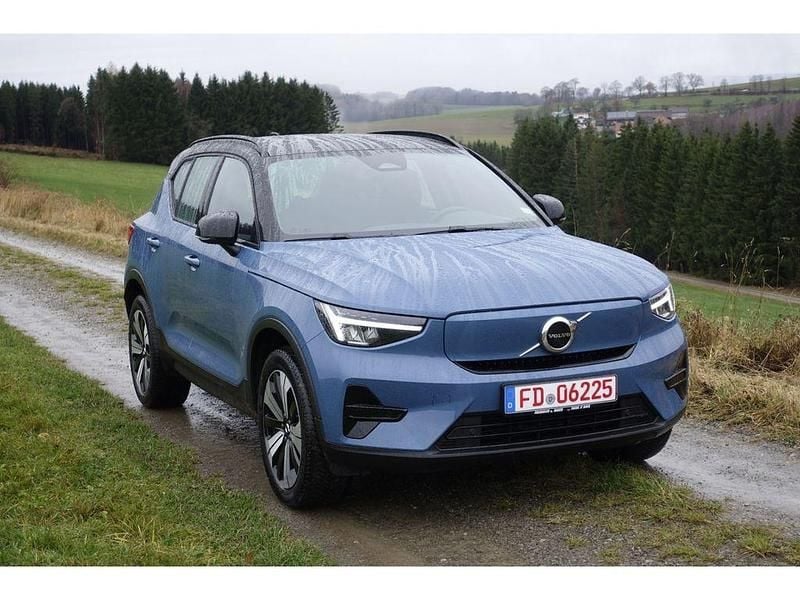 Blau Gebraucht 2022 Volvo XC40 Plus SUV | 31.490 € (Fairer Preis) - Bild 1/4