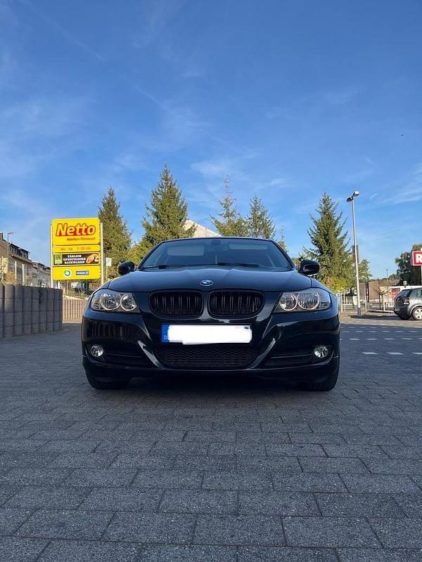 Schwarz Gebraucht 2009 BMW 318 Sport Line Kombi | 6.250 € (Fairer Preis) - Bild 1/4