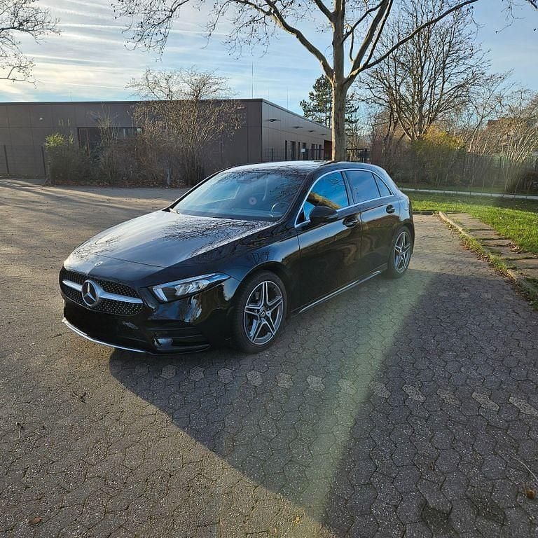 Schwarz Gebraucht 2020 Mercedes A200 AMG line Limousine | 22.500 € (Superpreis) - Bild 1/4