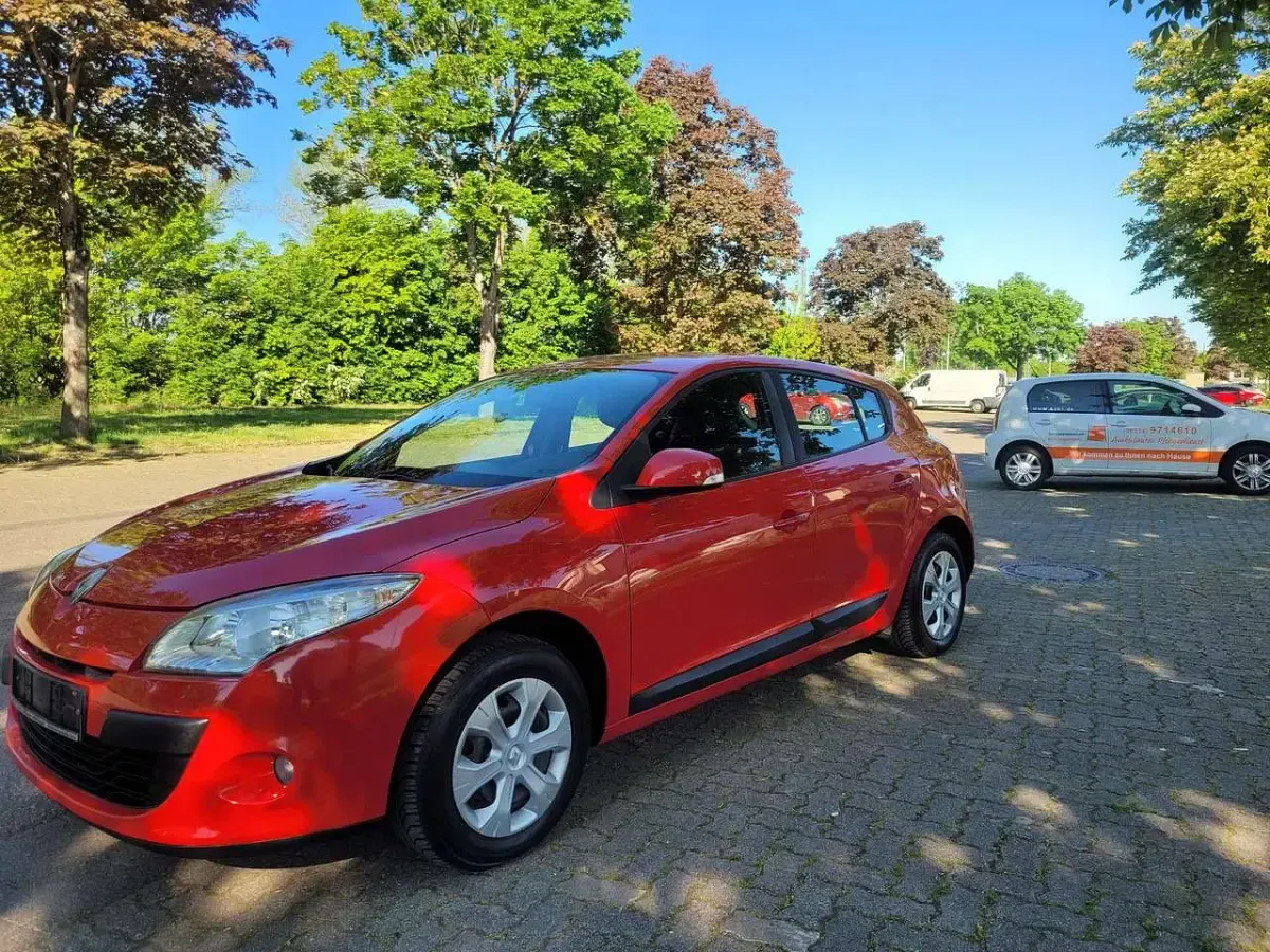 Gebraucht Renault Mégane III Expression 101 PS (74 kW) 2009 Hellrot Kleinwagen