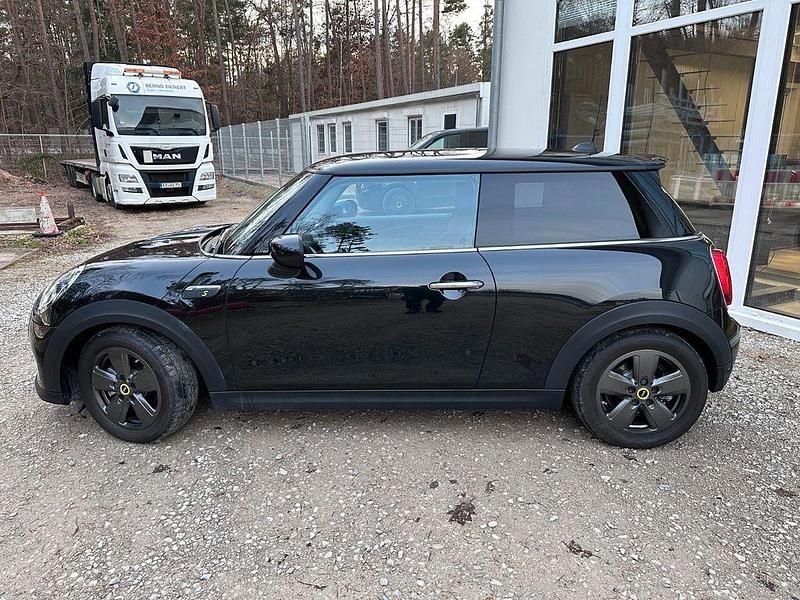 Schwarz Gebraucht 2023 Mini Cooper SE Essential Kleinwagen | 23.900 € (Teuer) - Bild 1/4