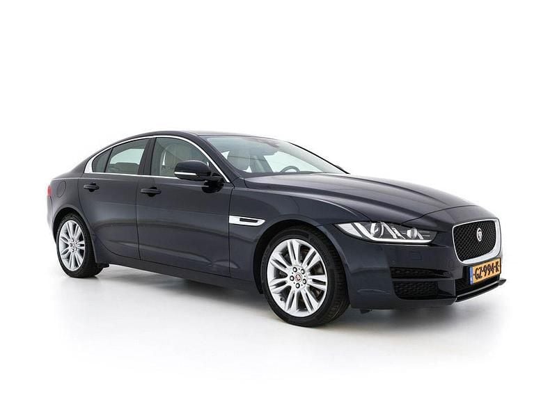 Schwarz Gebraucht 2015 Jaguar XE Portfolio Limousine | 10.845 € (Superpreis) - Bild 1/4