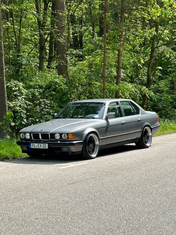 Grau Gebraucht 1994 BMW 740 Limousine | 12.500 € - Bild 1/4