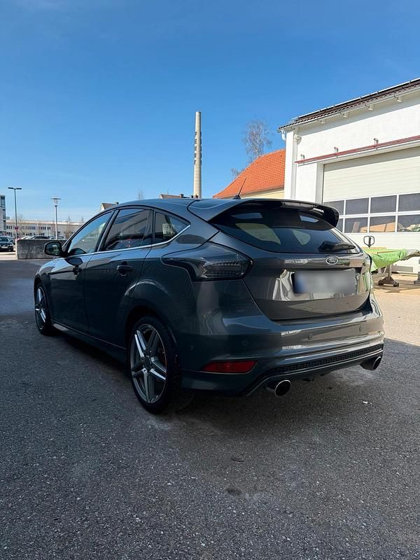Gebraucht Ford Focus Titanium 150 PS (110 kW) 2015 Grau Kleinwagen