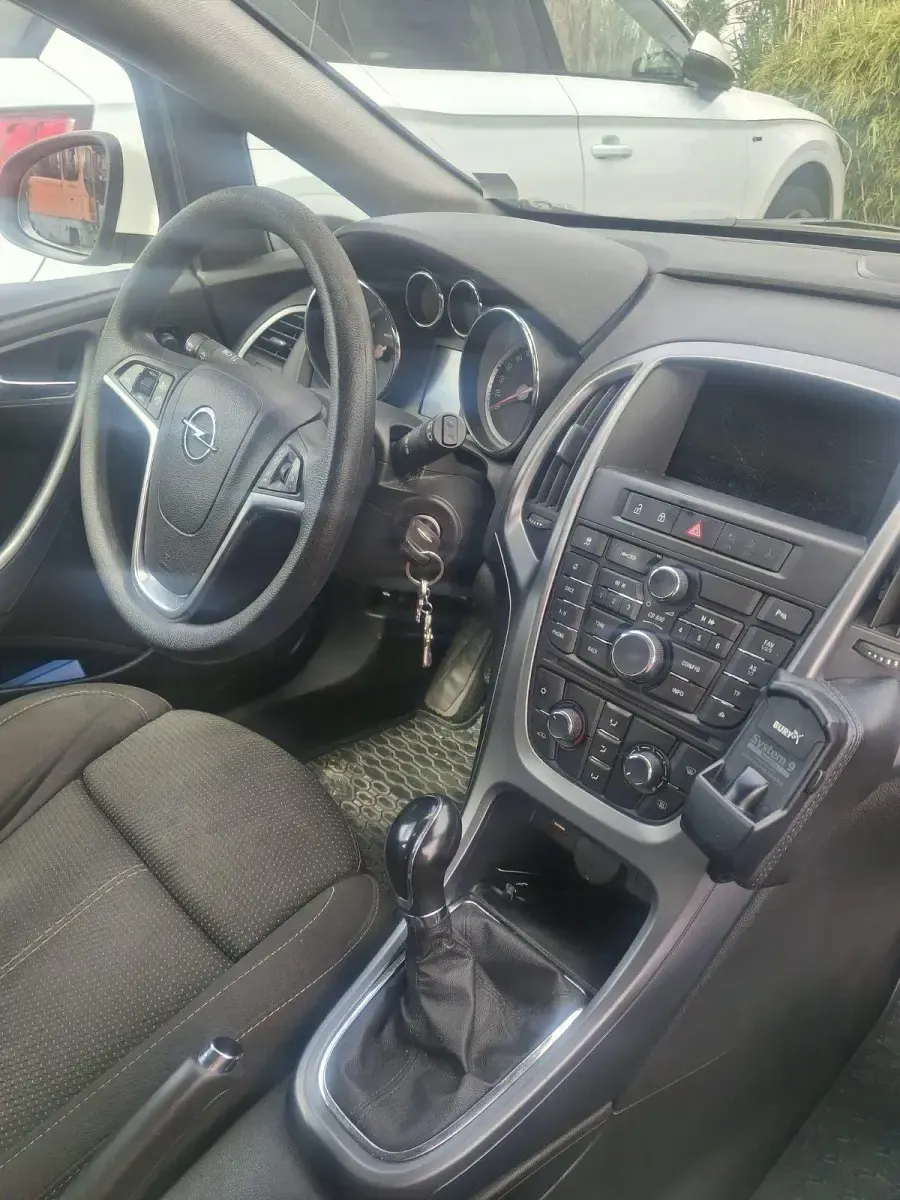 Gebraucht Opel Astra Edition 110 PS (80 kW) 2014 Weiß Kombi