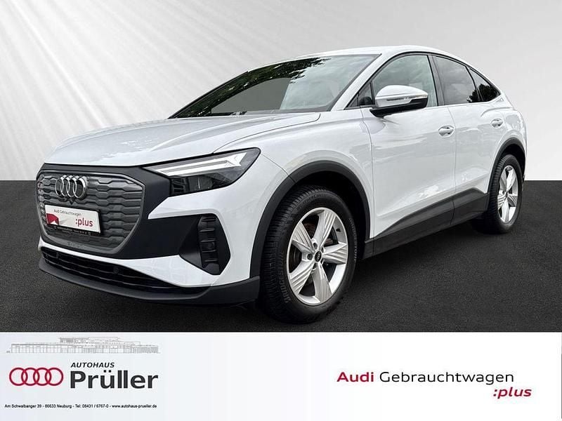 Gletscherweiß metallic (weiss) Gebraucht 2022 Audi Q4 Sportback e-tron Sport SUV | 24.900 € (Superpreis) - Bild 1/4